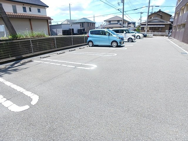 【駐車場】 | グランアウローラⅧ | 車をお持ちの方に嬉しい駐車場付きの物件です