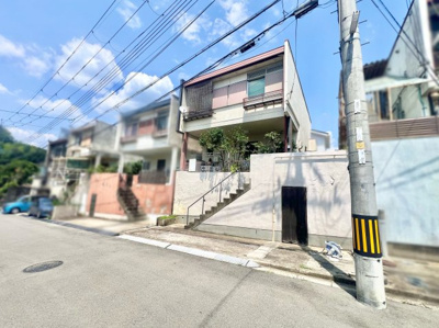 【前面道路含む現地写真】 | 宇治市明星町１丁目　土地 | 30坪以上ですので、駐車スペースや居住空間もバランス良く配置しやすい広さになっております。