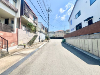 【前面道路含む現地写真】 | 宇治市明星町１丁目　土地 | 前道幅員約6.0ｍ、間口約8.3ｍと駐車が苦手な方も安心です。