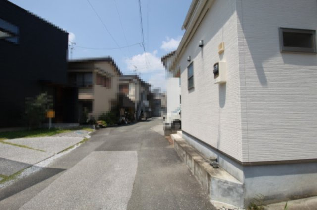 南久万　中古戸建の前面道路含む現地写真