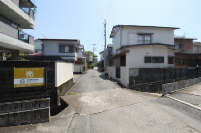 南久万　中古戸建の前面道路含む現地写真