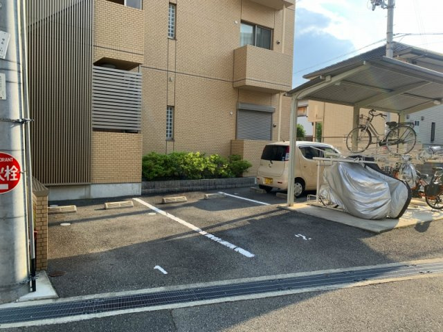 ルネ・ピリアの駐車場