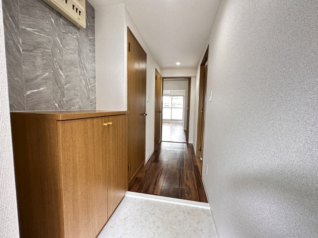 雅マンションの玄関|明るい玄関です