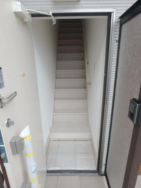 稲城市大丸のアパートの玄関