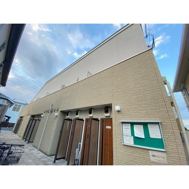 稲城市大丸のアパートのエントランス