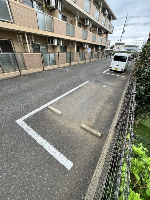 所沢市上新井５丁目の賃貸マンションの駐車場