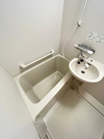 レオパレスタークの浴室|日々の疲れを癒すお風呂付です