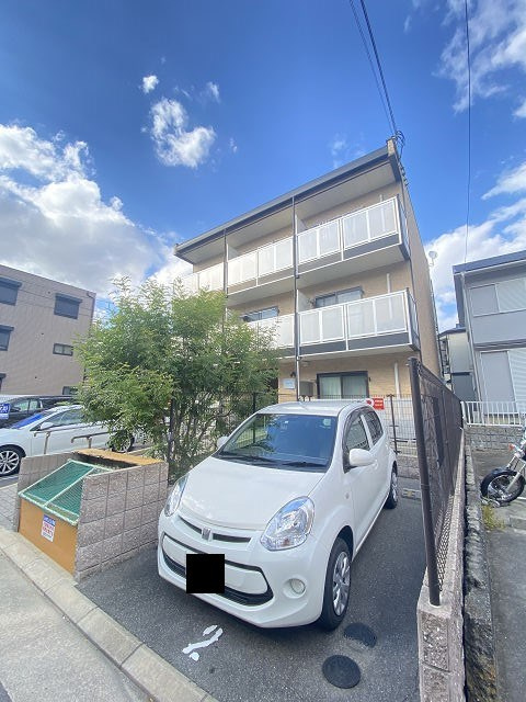 レオパレスタークの駐車場|駐車場があるので、車を買う予定の方も安心です