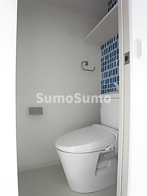 ワールドアイ神戸湊町のトイレ|落ち着いた色調のトイレです