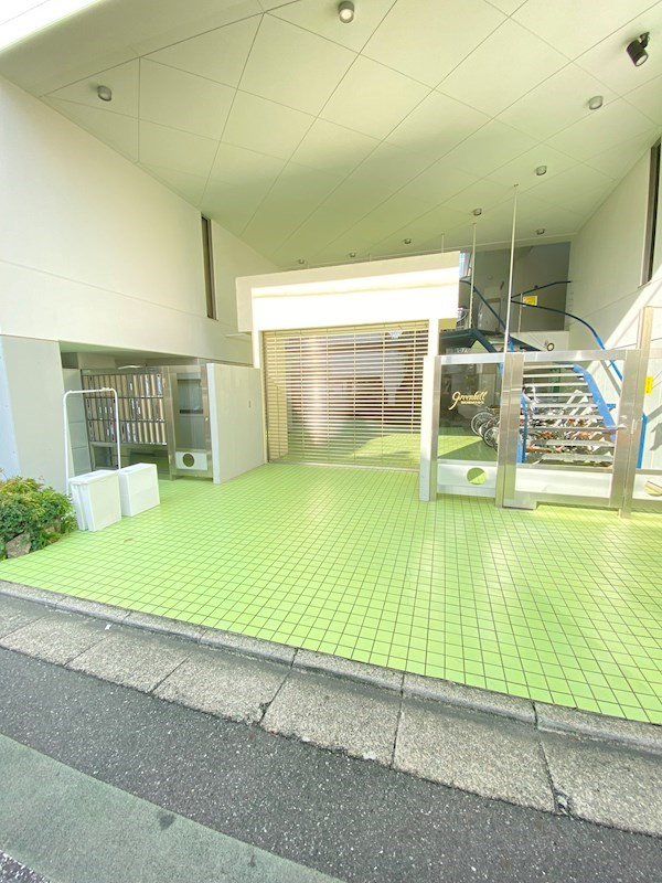 グリーンヒル鷹番の駐車場