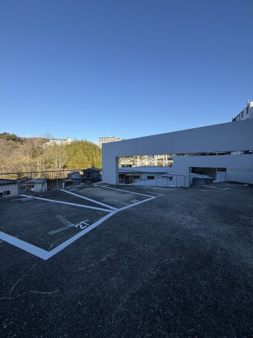 ベルトゥリー若草ANNEXの駐車場