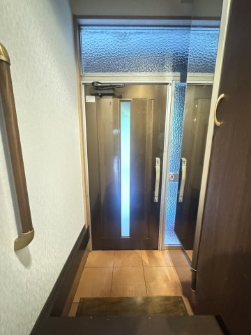 丸山町1丁目車庫付き戸建ての玄関