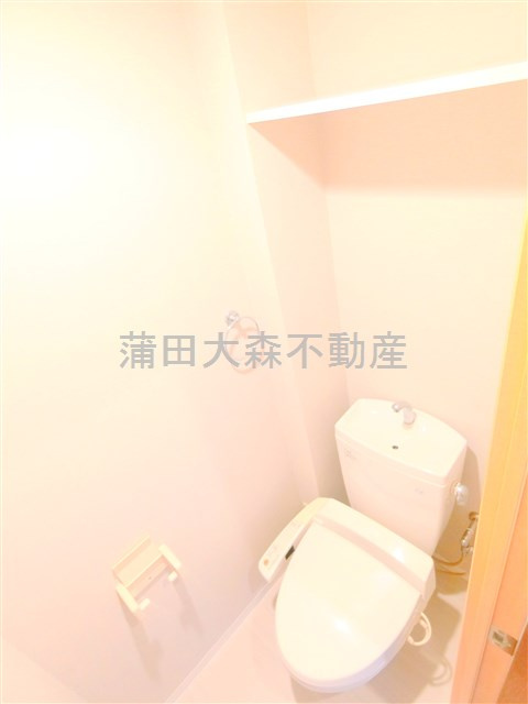 アバンセのトイレ|棚と温水暖房便座付きのトイレ