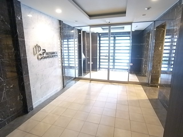プレサンスみなと元町駅前のロビー
