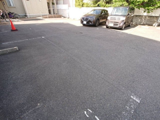 ヒルズ羽衣の駐車場