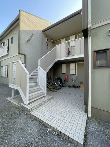 ライフタウニーB街区6号棟のエントランス