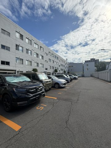 発寒パークマンションの駐車場