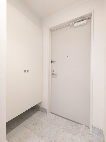 エムジー目黒駅前の玄関|収納もある玄関です