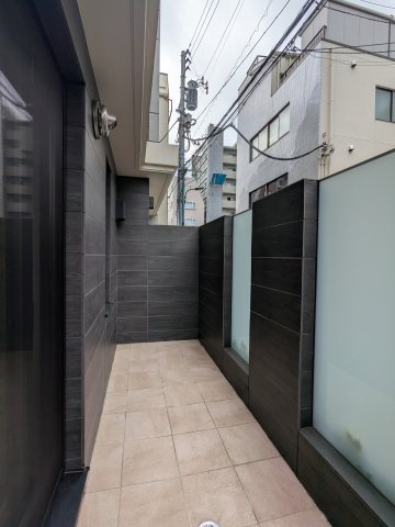 フラッフィー市谷台町のバルコニー|暖かな日差しのふりそそぐバルコニー