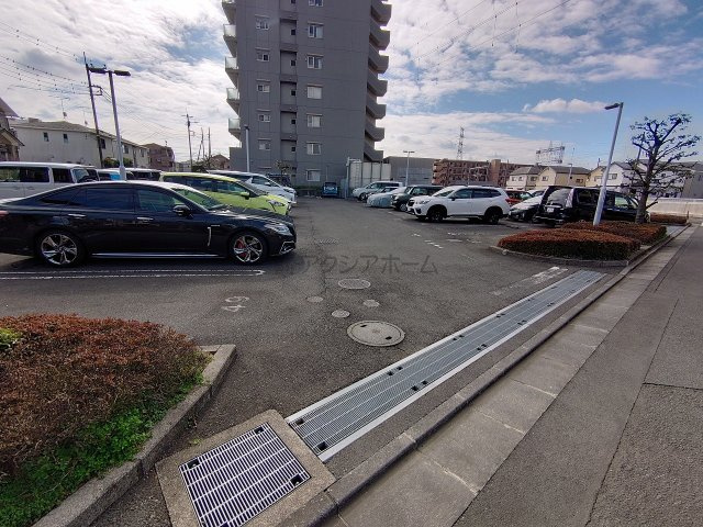 ライフピア小手指の駐車場