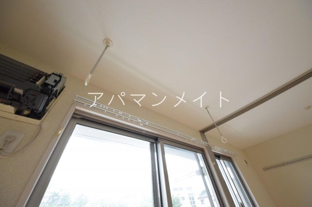 【設備】 | コートロイヤルアネックス | 室内物干しになります。