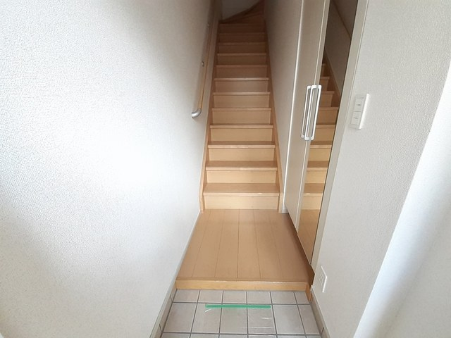 狛江市岩戸南２丁目のアパートの玄関