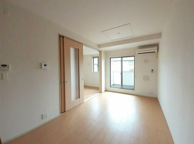狛江市岩戸南２丁目のアパートの居間・リビング