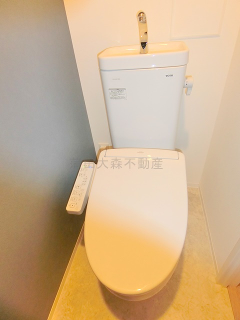 ZOOＭ蒲田EASTのトイレ|棚収納と温水洗浄便座付きのトイレ