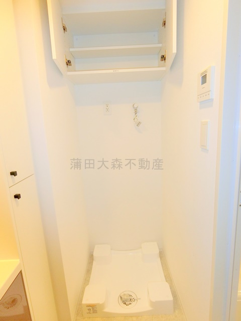 ZOOＭ蒲田EASTの設備|吊戸棚収納付きの洗濯機置き場