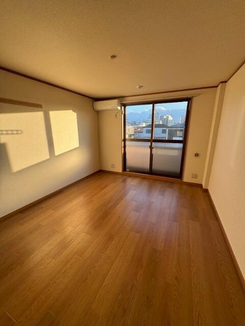 川崎市多摩区登戸新町の賃貸マンションの居間・リビング