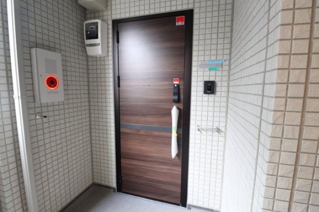 クレセント東住吉の玄関