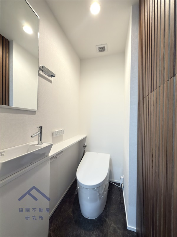 南薬院パークマンションのトイレ|トイレはTOTO製最上級グレード「ネオレスト」で、便器やノズルをきれいに保つ「きれい除菌水」やフチ裏をなくした「フチなし形状」で日々のお掃除の手間が省けます。デザイン性の高い防音パネルと手洗い付き