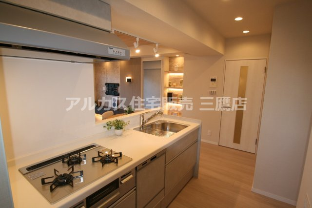 セザール高井戸ガーデンのキッチン|3口コンロや食洗機を備え、家事効率を高めるスタイリッシュなシステムキッチン。