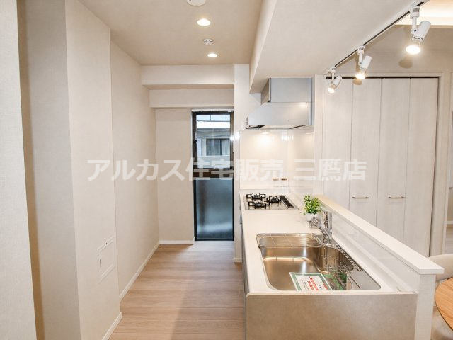 セザール高井戸ガーデンのキッチン|大きな窓からの通風も確保でき、手元が隠れてすっきり見える対面式キッチン。