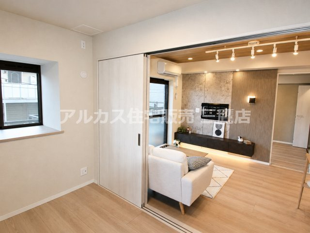 セザール高井戸ガーデンの洋室|引き戸を開放すればリビングと一体化し、柔軟に空間を活用できる居室。