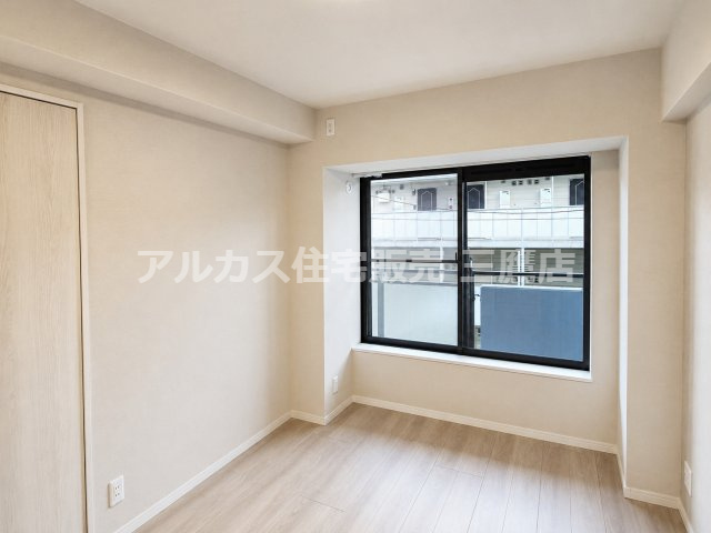 セザール高井戸ガーデンの洋室|出窓から心地よい採光が届き、明るく快適に過ごせる洋室。