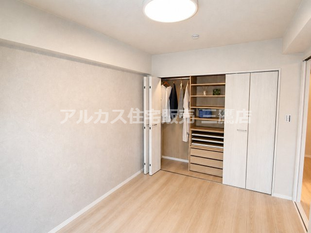 セザール高井戸ガーデンの洋室|システム棚やハンガーパイプを備え、衣類を機能的に整理できるシステムクローゼット。