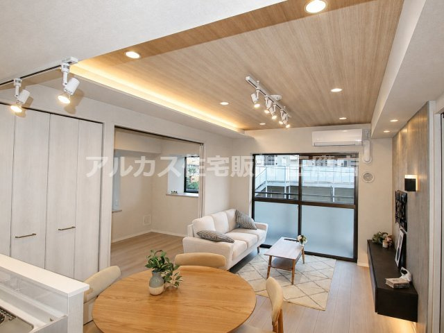 セザール高井戸ガーデンの居間・リビング|折り上げ天井と折り下げ天井を組み合わせ、空間の立体感と上質さを演出したリビング。