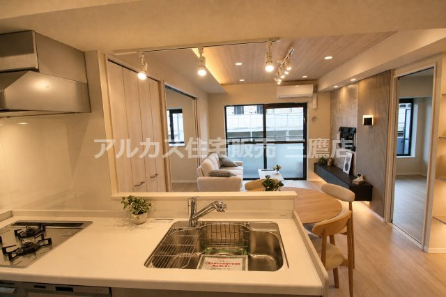 セザール高井戸ガーデンのキッチン|リビング全体を見渡しながら調理ができる、開放的な対面式オープンキッチン。