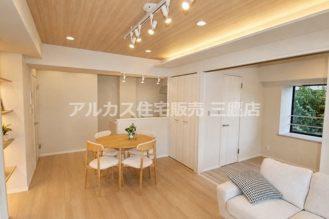 セザール高井戸ガーデンの居間・リビング|木目の折り上げ天井とライティングダクトが魅力的で、温かみあふれるLDK空間。