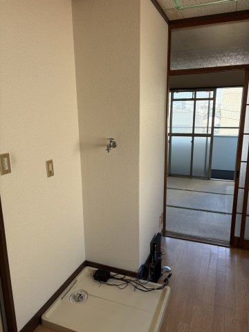 【設備】 | コーポあきよし | 室内に洗濯機置き場があります※写真は類似です