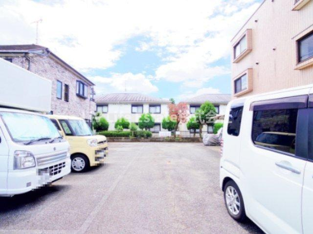 フェリス仲原の駐車場