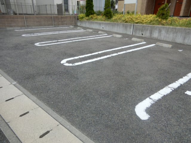 ラフレシールⅡの駐車場