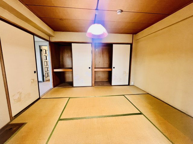 【和室6帖】 押入収納を備えた和室は、布団や季節用品をすっきり収納できる実用的な空間。