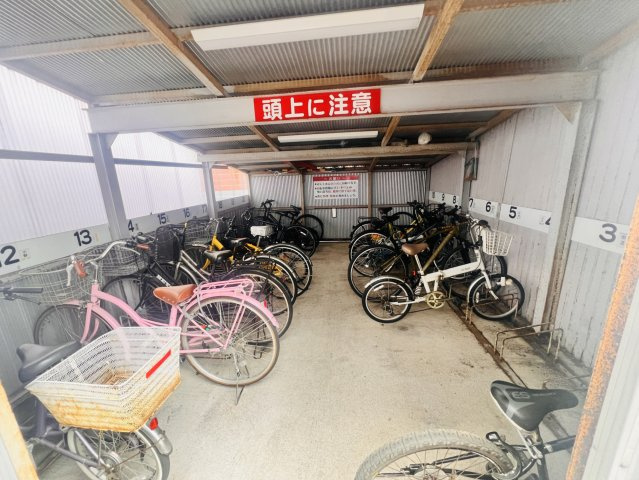 【自転車置場】 屋根付きの駐輪場を備え、自転車を雨や雪から守りながら保管できます。