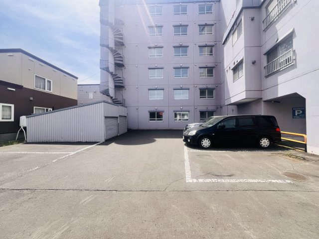 【駐車場】 敷地内に駐車場を備え、お車をご利用の方にも安心の環境。最新の空き状況はお問い合わせ下さい