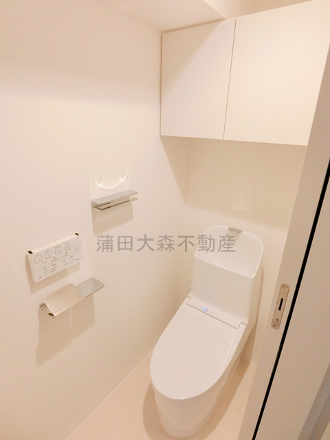 ルミーク大森のトイレ|棚収納と温水洗浄便座付きのトイレ
