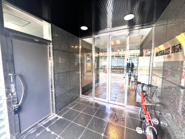 北区中里２丁目の賃貸マンションのエントランス