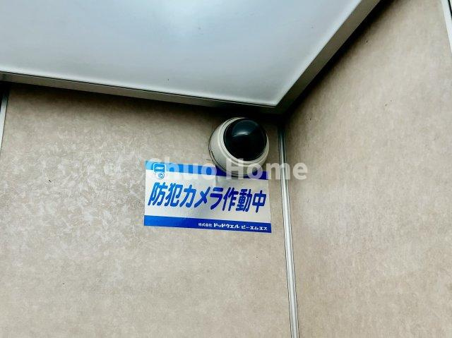 サニーハイツ門前仲町の防犯設備|【防犯カメラ】何かあった時の大事な証拠になることももちろんなりますが、防犯というくらいですので大事なのは防犯カメラがあることによって抑止力につながることですよね。
