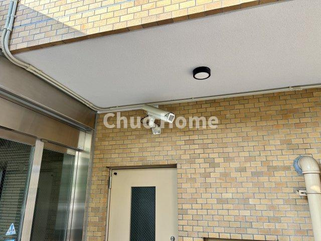 サニーハイツ門前仲町の防犯設備|【防犯カメラ】何かあった時の大事な証拠になることももちろんなりますが、防犯というくらいですので大事なのは防犯カメラがあることによって抑止力につながることですよね。